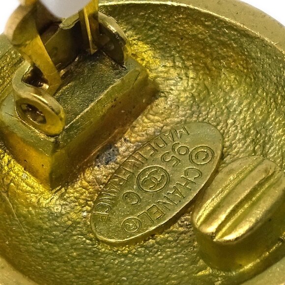 Chanel Button Earrings Clip-On Gold 95C - Picture 4 of 4